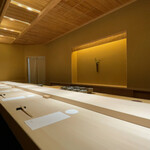 くるますし - カウンターのみ8席。一斉スタートの2部制。