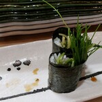 末広寿司 - 芽ネギときゅうりの巻物
      梅風味がサッパリ感を増幅させて旨い❗