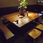 草庵 - 入り口左側の手作りのテーブルと椅子に座りました。