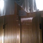 日本橋 天丼 金子半之助 - 路地を入った落ち着いた場所にあります