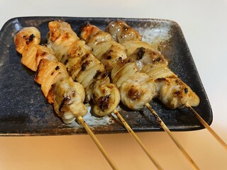 h Yakitori Torishou - ねぎま、間に入った玉ねぎの甘みがたまらない