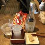 麹町いづみや しろ - 27.カルビーかっぱえびせん、山うにとうふ 熊本 五ツ木、天の戸 SILKY 白麹 特別純米生酒 スパークリングボトル300mL 