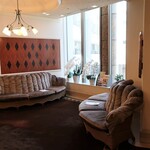 崎陽軒本店 イルサッジオ - 同じフロアにあるソファ。