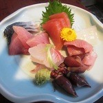寺喜屋 - 刺身盛合わせ￥９８０ｘ1.5人前
      