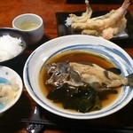 心鮮料理 万代 - 煮付け、天ぷら、握り一貫、ご飯、味噌汁　2100円のおまかせ定食