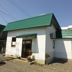 ツキカフェ - 店の前が駐車スペース3～4台