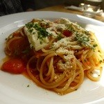 ツキカフェ - ４月のこの日のパスタはトマトとチーズ