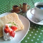 煎豆茶亭 - 酒ぬのや本金酒造さんのシフォンケーキセット(￥600) きび糖・てんさい糖などの体にやさしい材料を使用