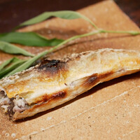 たでの葉 - ふんわりとした焼き上がりが心地よく、身の綺麗な旨味にキリッとしたえんみが抜群に美味しさを引き立てる！ 皮目と身とが口の中で形成する、これぞ自然の恵みと言える味わい。