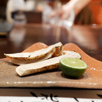 たでの葉 - ●松茸（秋田）
                    手前が赤松、奥がコメツガマツタケ