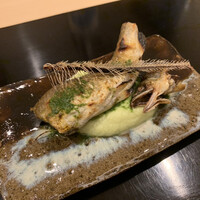 割烹 渡辺 - 三面川の天然鮎の塩焼き
                    身と頭と骨を別々に調理してあり、身はふっくらと良い火入れ。
