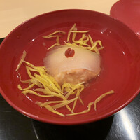 割烹 渡辺 - 南蛮海老のお椀
                    薄切りの冬瓜、菊の花。
                    塩、醤油を使わず出汁の旨味を味わうお椀。