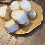 元祖パスタ食堂 - バケットはおかわりできます。