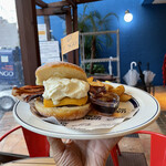 FUNGO - 【9月Monthly Burger】 『Maple Bacon Cheese Donut Burger¥2,000』 『アイスコーヒー¥450』