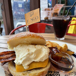 ファンゴー - 【9月Monthly Burger】 『Maple Bacon Cheese Donut Burger¥2,000』 『アイスコーヒー¥450』