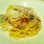 アルティスタ， - パンチェッタと空豆、パルミジャーノ　自家製の細打ち麺