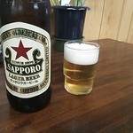 ニューカヤバ - 壁側のちゃぶ台らしきテーブルとサッポロ赤星☆