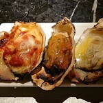 ザ・カーブ・ド・オイスター - THE CAVE DE OYSTER 八重洲店 牡蠣フライと4種の焼き牡蠣のトマトソース・青唐辛子味噌・シラスバターの各焼き牡蠣