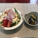 焼肉豆腐料理かおり - 定食のサラダとサービスで出してくれたナスの煮浸し