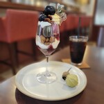 Cafe VALEUR - ナガノパープルのパフェとレギュラーコーヒーのアイス
