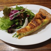 シャンパン食堂 - キッシュとサラダ