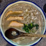烈志笑魚油 麺香房 三く - チャーシュー3枚、刻み玉葱、高菜？青菜？
