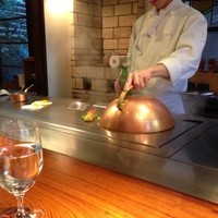 築地鉄板焼 Kurosawa - ランチ数量限定ハンバーグはチョー旨い。客人が電話で離席したんでカシャっと。タイミング悪くハンバーグの写真無し。ちなみにここのステーキは普通に旨い程度。w