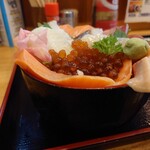 居酒屋 あまやどり - 秋のイクラと海鮮あふれ丼 1,500円(税込)