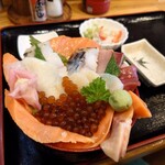 Izakaya Amayadori - 秋のイクラと海鮮あふれ丼 1,500円(税込)