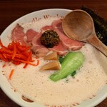 大分ラーメン ヌードルワークス - 紅しょうがを乗せて