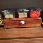 大分ラーメン ヌードルワークス - 紅しょうが、ゴマ、ニンニク