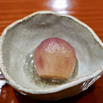 鮨旬美西川 - ブドウの酢の物