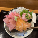 海鮮丼と唐揚げ 百海里 - ◎キングサーモン4色丼¥1.100
※ご飯大盛り無料
※あら汁お代わり無料
※後会計・カード不可
※インスタ投稿で¥100引