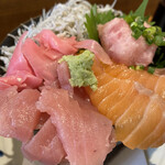 海鮮丼と唐揚げ 百海里 - ◎キングサーモン4色丼¥1.100
※ご飯大盛り無料
※あら汁お代わり無料
※後会計・カード不可
※インスタ投稿で¥100引