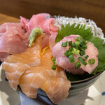 海鮮丼と唐揚げ 百海里 - ◎キングサーモン4色丼¥1.100
※ご飯大盛り無料
※あら汁お代わり無料
※後会計・カード不可
※インスタ投稿で¥100引