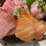 海鮮丼と唐揚げ 百海里 - ◎キングサーモン4色丼¥1.100
※ご飯大盛り無料
※あら汁お代わり無料
※後会計・カード不可
※インスタ投稿で¥100引