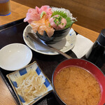 海鮮丼と唐揚げ 百海里 - ◎キングサーモン4色丼¥1.100
※ご飯大盛り無料
※あら汁お代わり無料
※後会計・カード不可
※インスタ投稿で¥100引