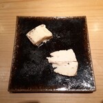 旬蕾 - ナチュラルチーズ2種、手前、水牛のクリームにトリュフのエッセンス。衝撃的な香りが走る。奧はゴルゴンゾーラ。いずれもイタリア産だったかな。