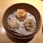 旬蕾 - 焼売３種、大葉ともろみ醤油、右手前は？旨味がギュット詰まって溢れる。