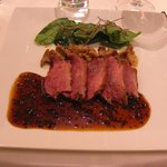 メゾン ポール・ボキューズ - 鴨胸肉のエマンセ、ソースペリグー、ジロール茸添え