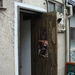 アクション - ドアに店名が・・・
