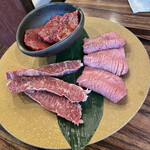 SATOブリアン - 厚切りハラミ(左)、たれの赤身肉(上)、厚切りタン塩(右)