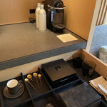 アマン京都 - ミネラルウオーターとエスプレッソマシーン