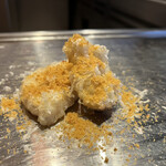 くずし鉄板 あばぐら - パルミジャーノチーズと出汁塩からすみパウダーをかけた蓮根天ぷら