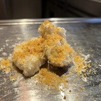 くずし鉄板 あばぐら 神田店 - パルミジャーノチーズと出汁塩からすみパウダーをかけた蓮根天ぷら