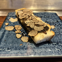 くずし鉄板 あばぐら 神田店 - トリュフバターをぬって、さらにトリュフを刷りかけたトースト