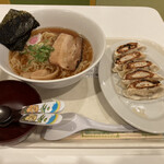 ピッコリー - 料理写真:醤油ラーメン（¥490）／餃子（セット価格¥250）