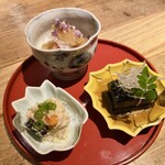 SOWADO - 小鉢盛合せ：秋茄子の揚げ浸し おから五目煮 鱧とトマトのみぞれ和え