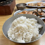 ホルモンまさる  - 麦飯（中）