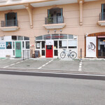 Osteria La Mandragola - お店の外観(入口前の2台分が駐車場)